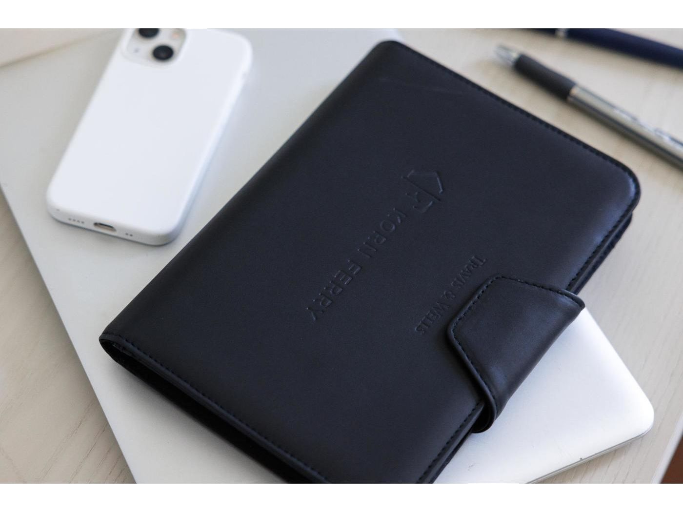 Travis & Wells® Envoy Junior Magnet Close Padfolio - Magnetic Padfolios